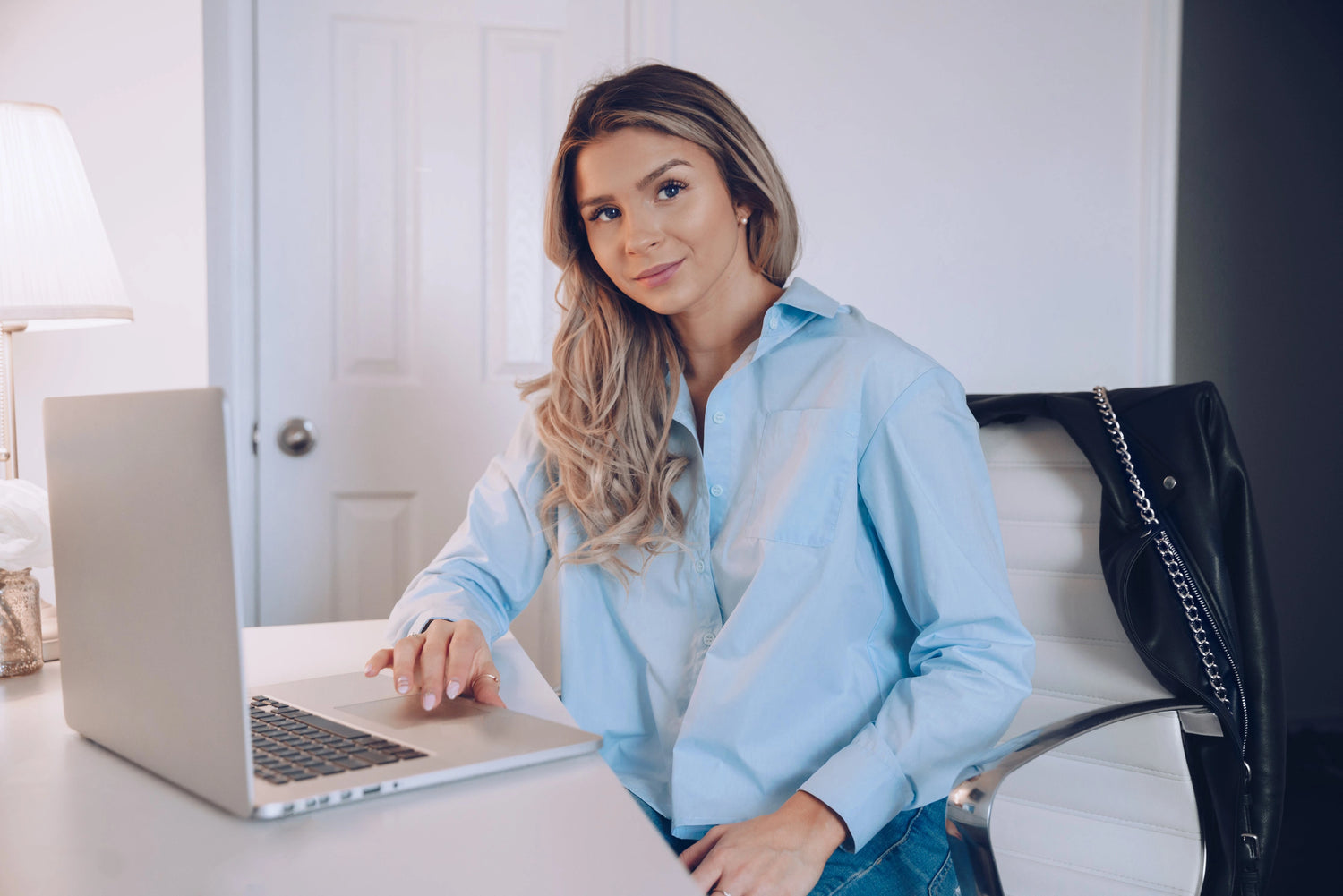 business-woman-with-laptop